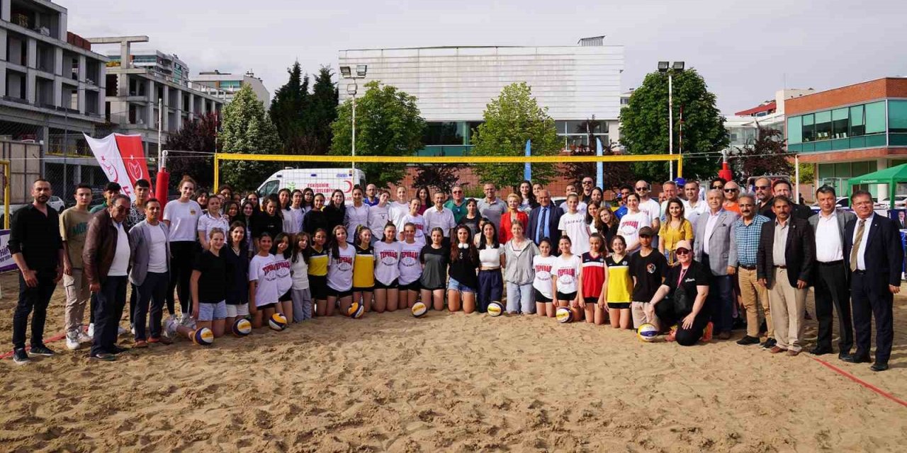 Plaj voleybolu festivali başladı