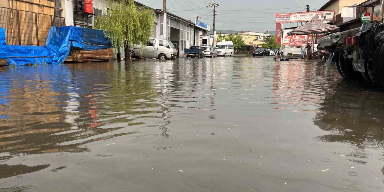 Bartın’da etkili sağanak sonrası yollar göle döndü
