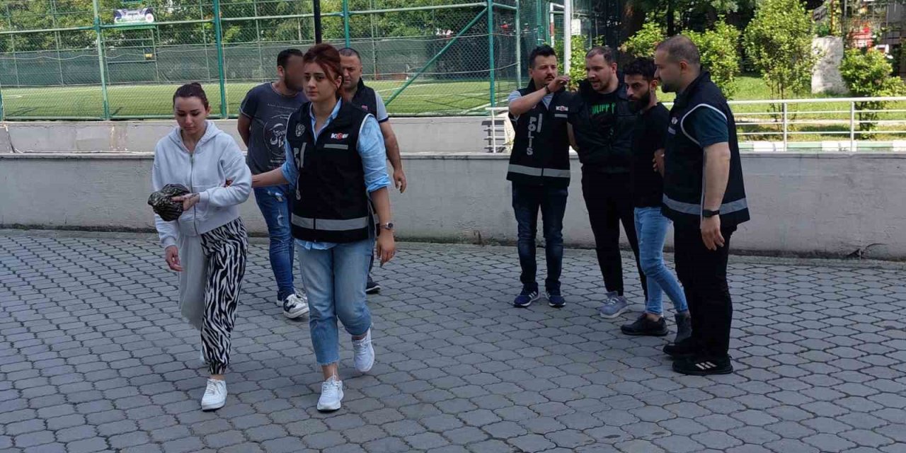 Sahte dolarla telefon satın alan sevgililer tutuklandı