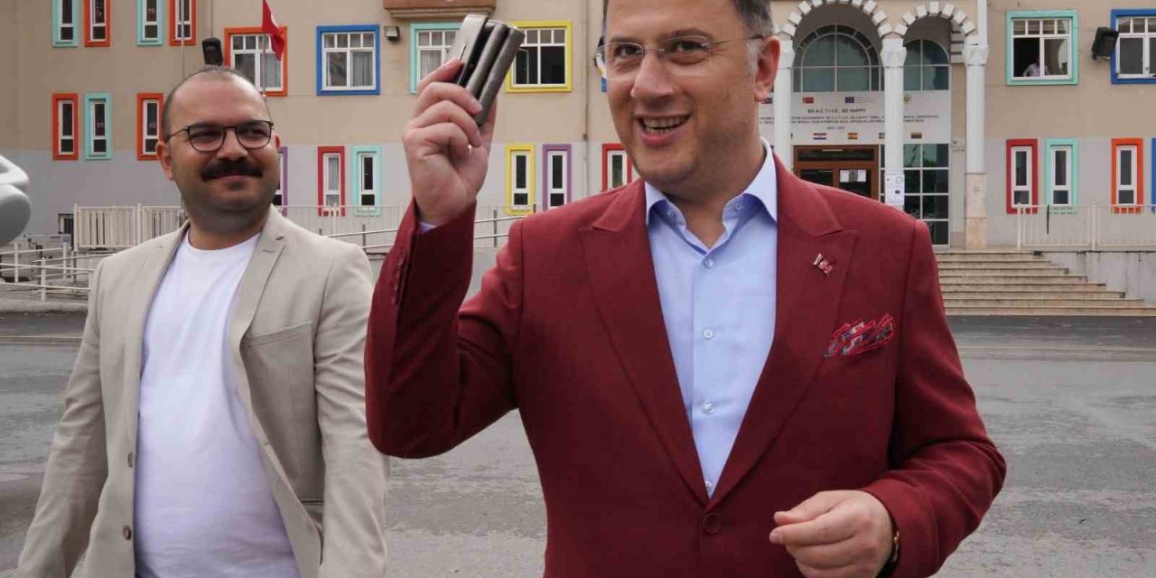 Beylikdüzü Belediye Başkanı Çalık sınava saniyeler kala bir öğrencinin yardımına koştu