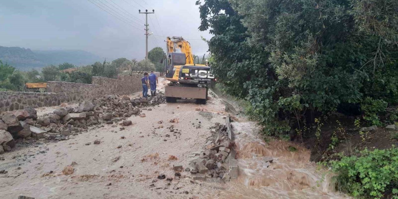 Aliağa’yı sağanak vurdu: Taşan dere eski köprüyü yıktı