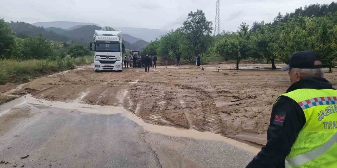 Araçlar çamura saplandı