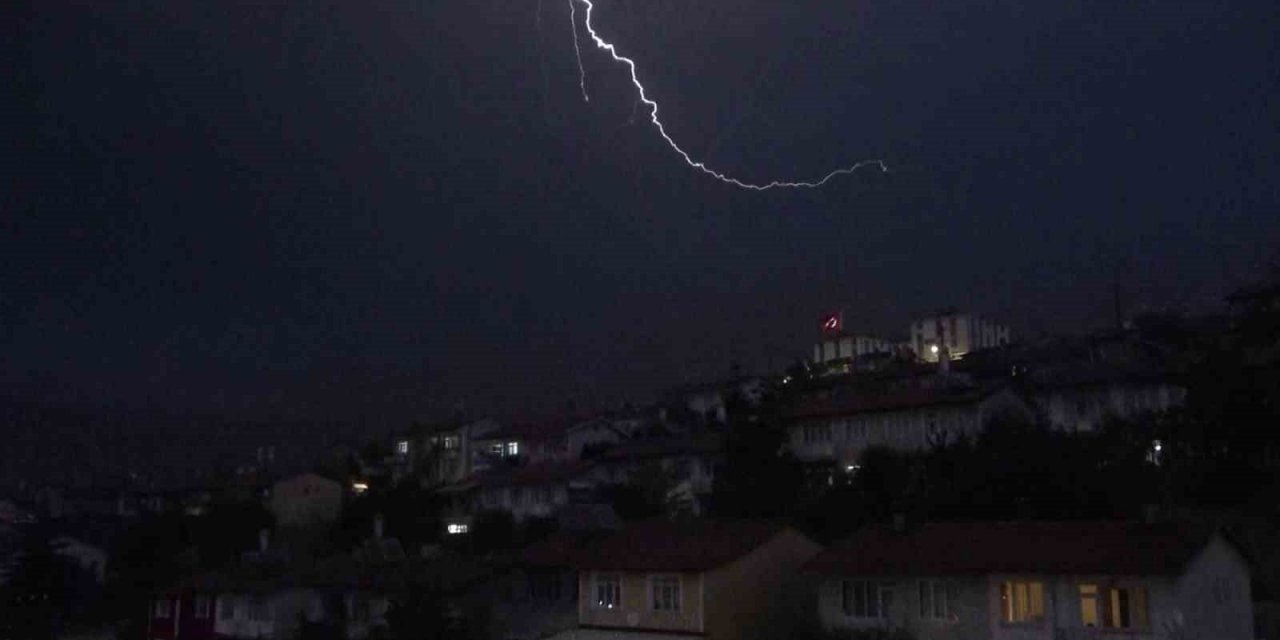 Tokat’ta geceyi şimşekler aydınlattı