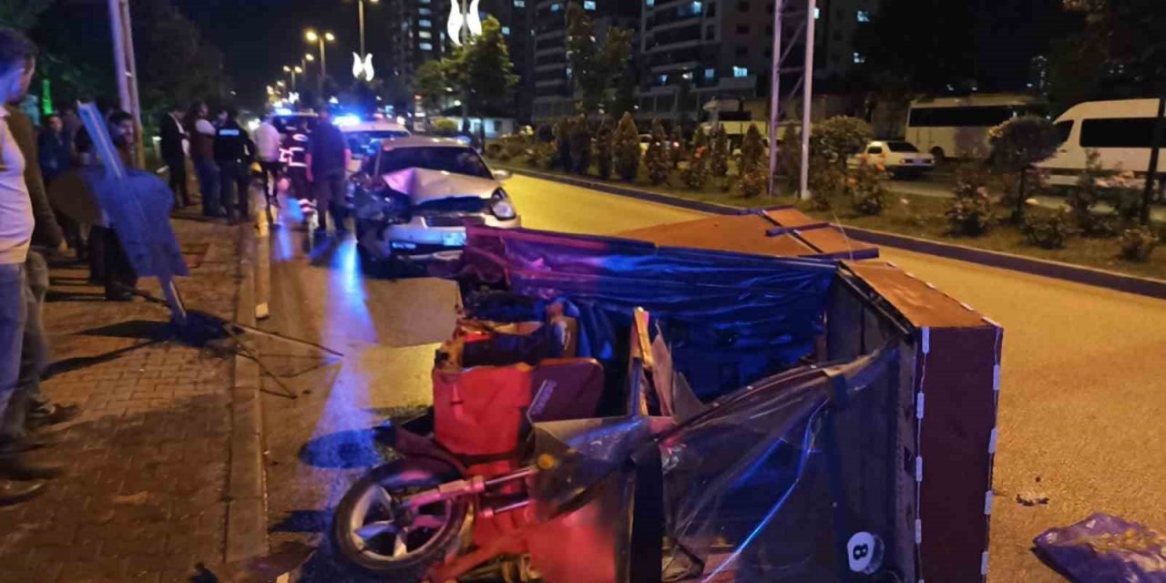 Atık toplama aracı otomobil ile çarpıştı: 4 yaralı