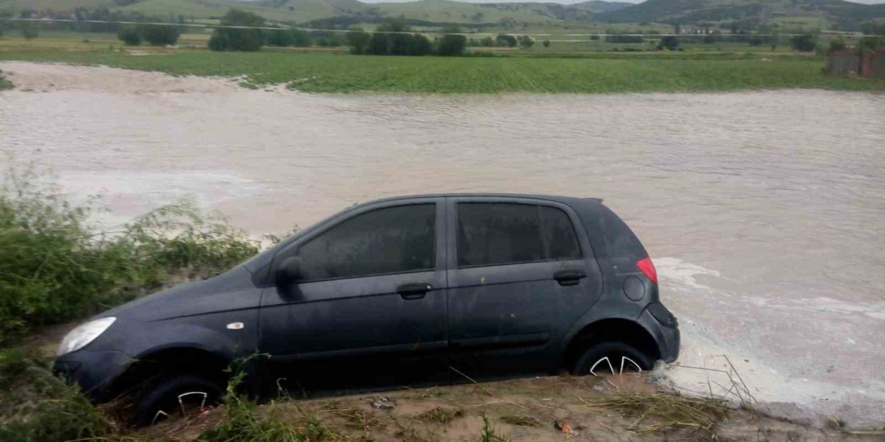 Gümüşhacıköy’de sağanak sokakları göle çevirdi, evleri su bastı
