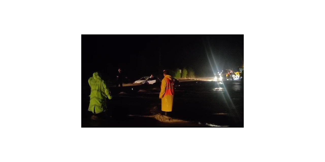 Amasya’da sel yolu kapattı, araçlar yolda mahsur kaldı