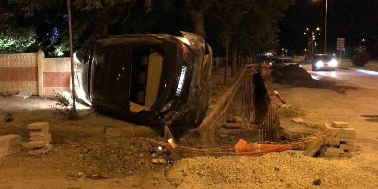 Kum birikintisi ve ağaca çarpan araç yan yattı: 2 yaralı