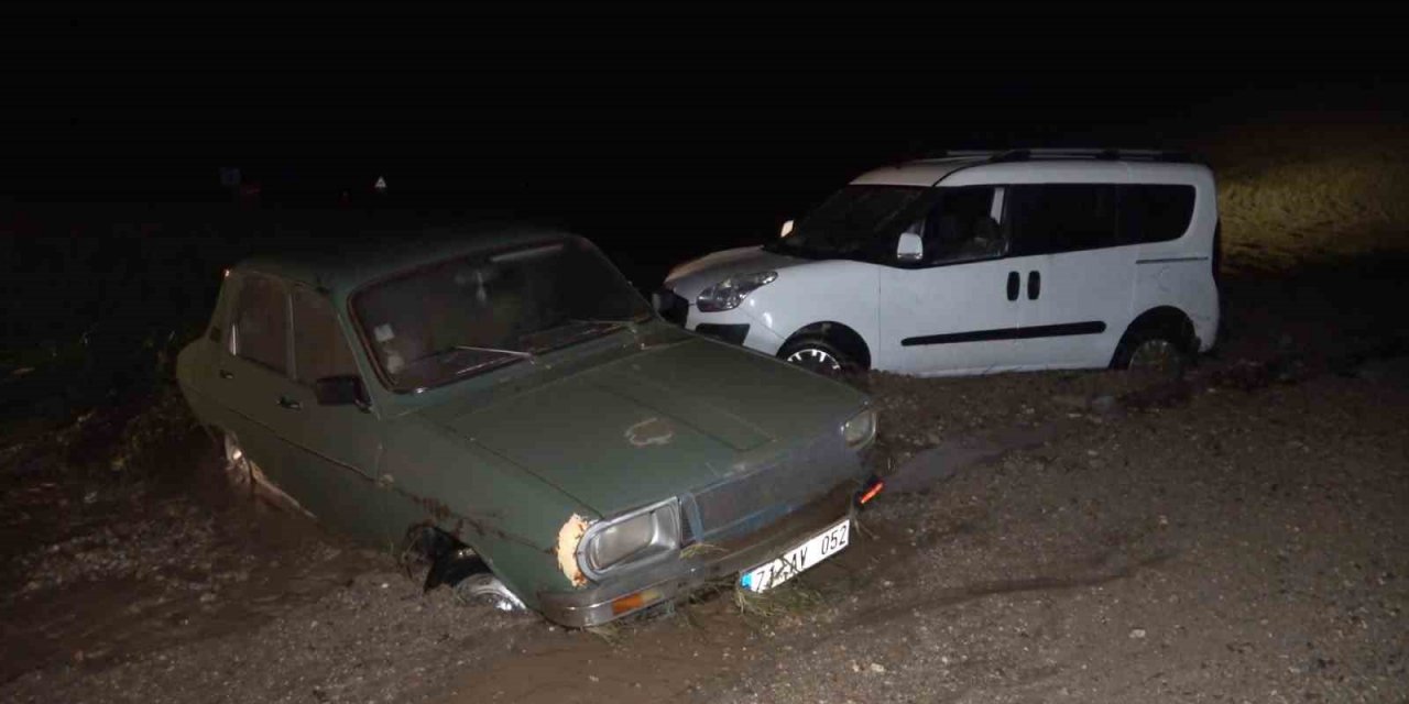 Kırıkkale’de iki araç sele kapıldı: Mahsur kalan 4 kişi kurtarıldı