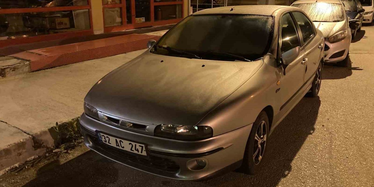 Burdur’da bir şahıs park halindeki 6 otomobilin aynasını kırıp kaçtı