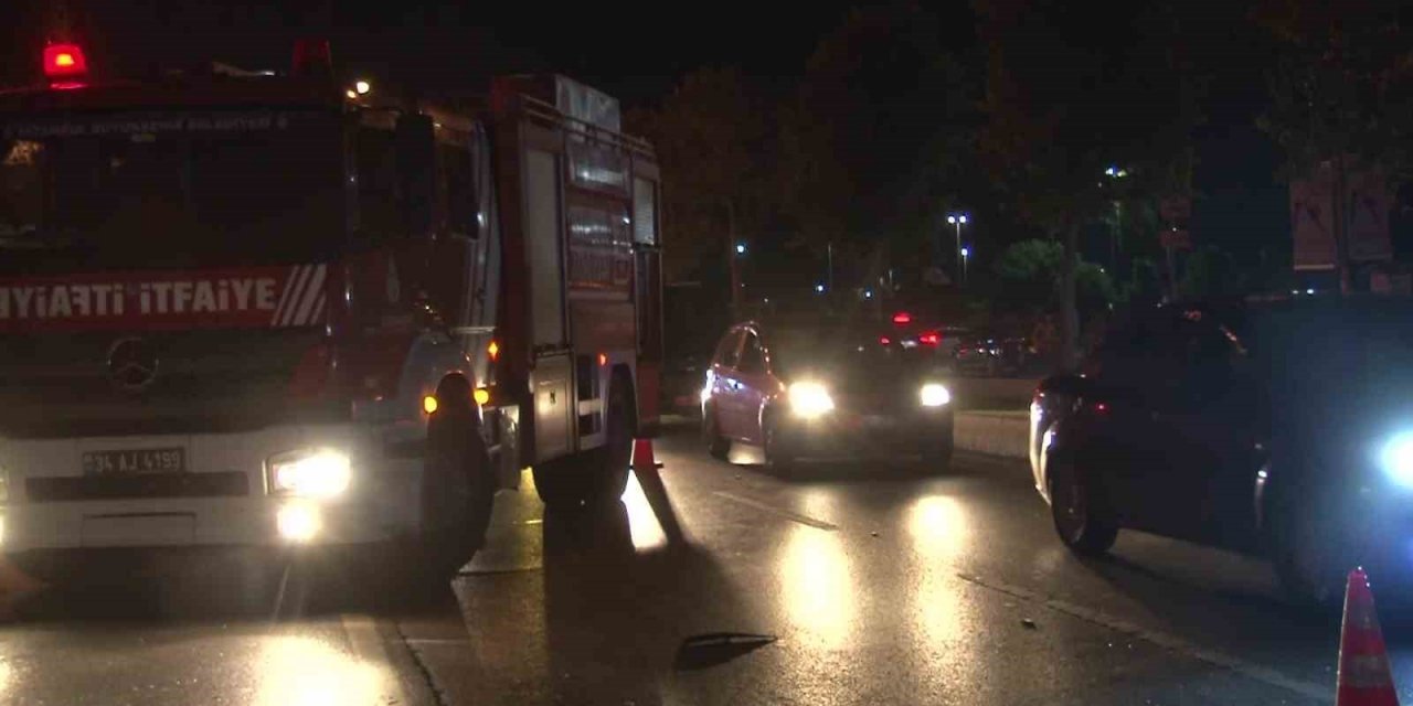 Maltepe’de otomobil reklam direğine çarptı: 2 yaralı