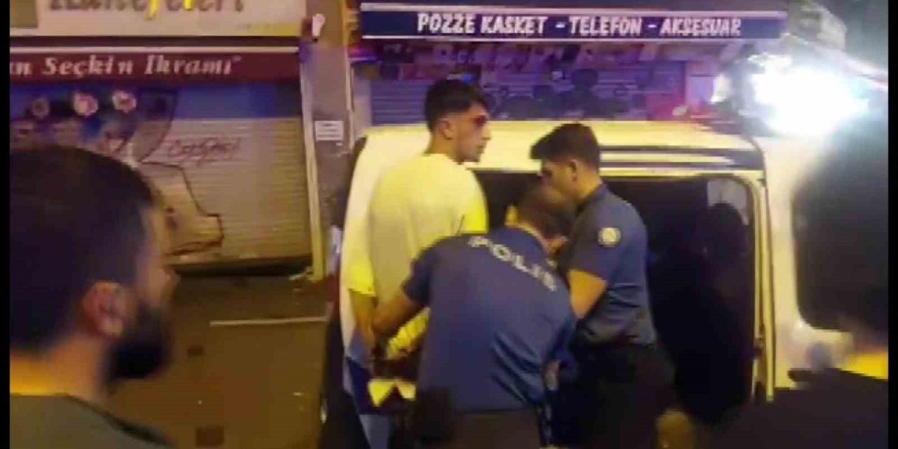 Kadıköy’de bir şahıs mekanın güvenlik görevlisini bıçakladı