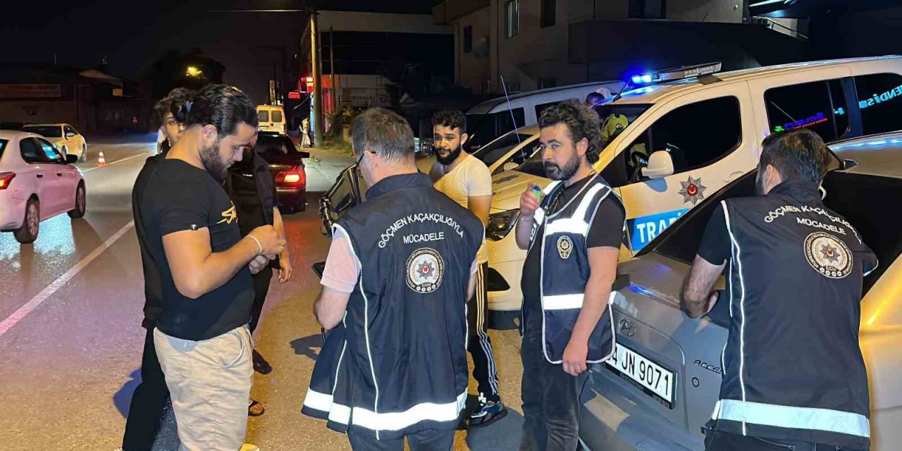 Trafik ekiplerinin dikkatinden kaçmadı, 5 kaçak göçmen yakalandı