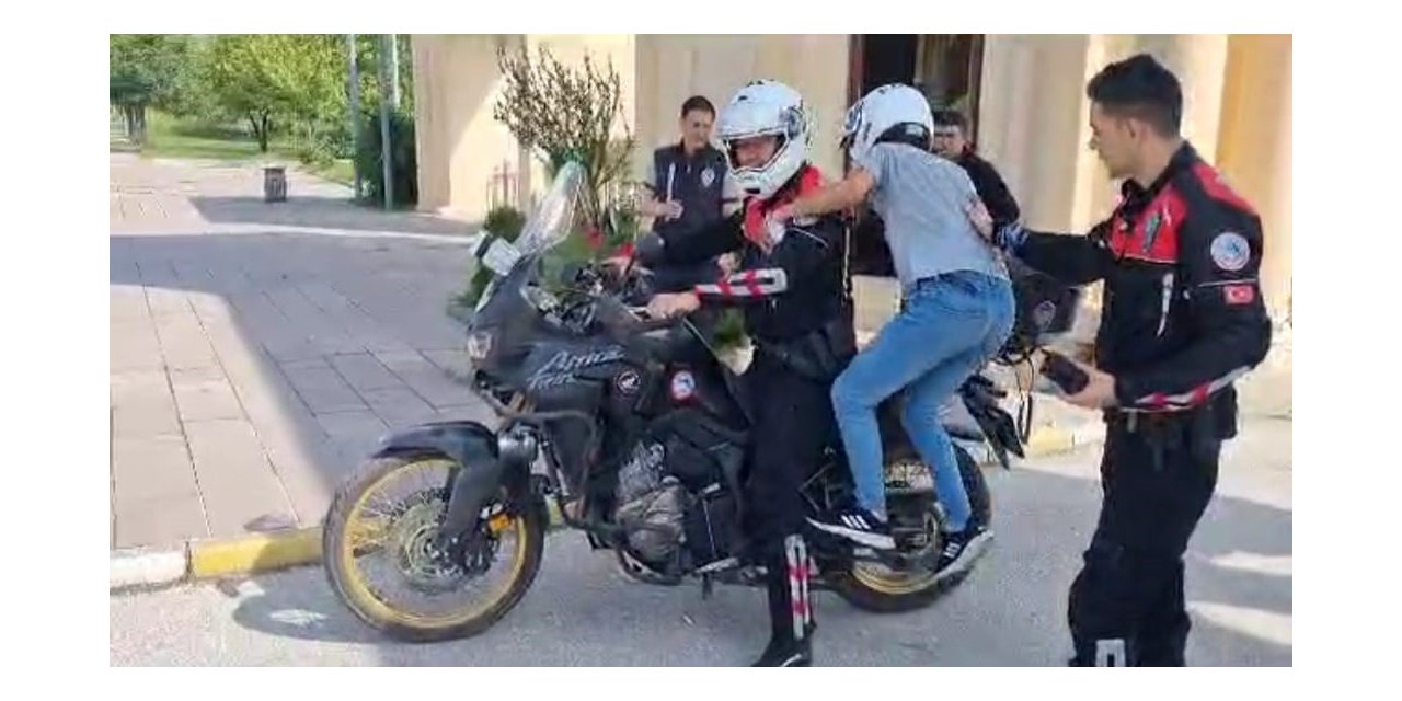 Sınava geç kalan öğrencilerin imdadına polis ekipleri yetişti