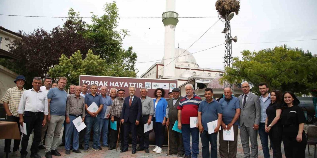 Çiftçilerin toprakları ücretsiz analiz edildi