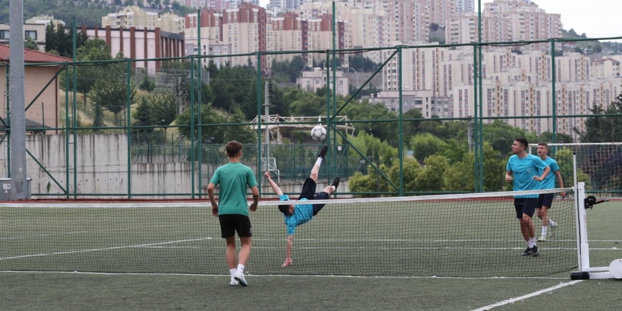 Kurtuluş Kupası Ayak Tenisi Turnuvası kıran kırana geçti