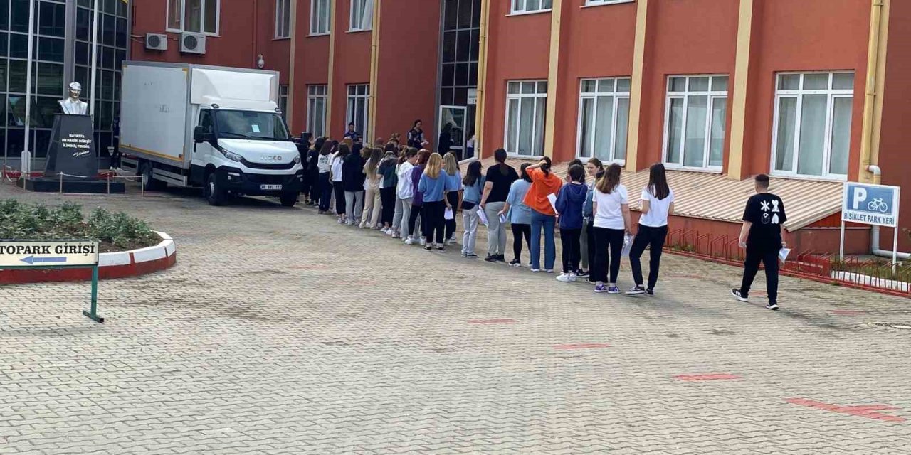 Adaylar sınavda veliler dışarıda ter döktü