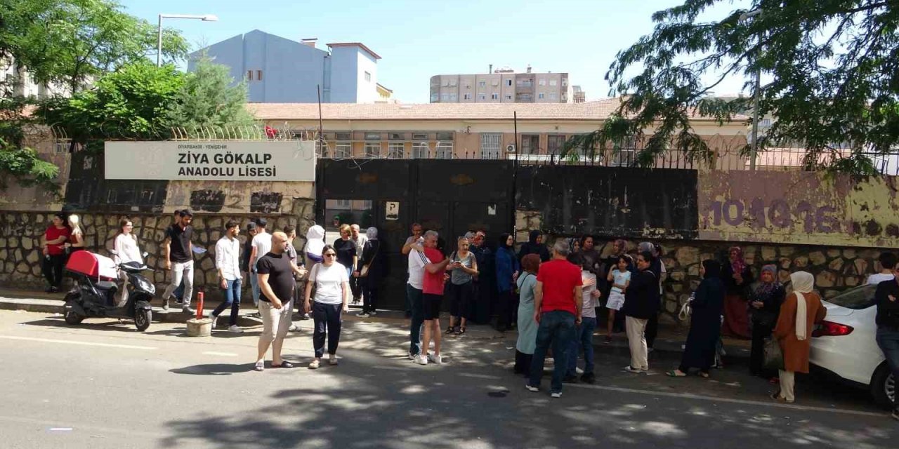 Öğrenciler sınavda, aileler dışarıda AYT heyecanı yaşıyor