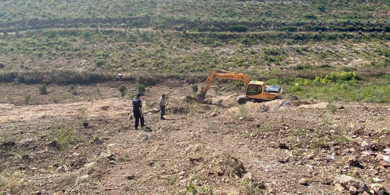 Hazine arazisinde yer açarken suçüstü yakalandılar