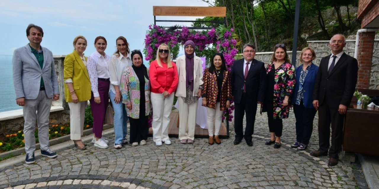 Cumhurbaşkanı Başdanışmanı Saadet Oruç, ‘Kadınlar El Ele Karma Sergisi’ni ziyaret etti