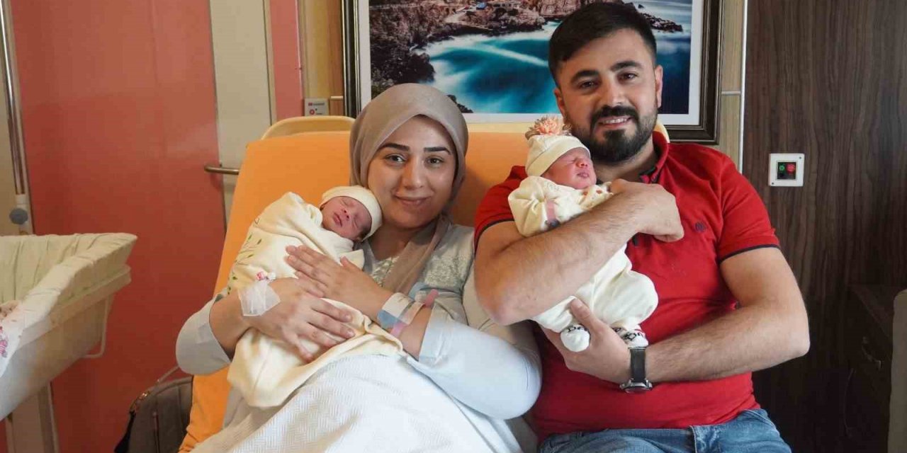 İkiz bebeklerini normal doğumla dünyaya getirdi