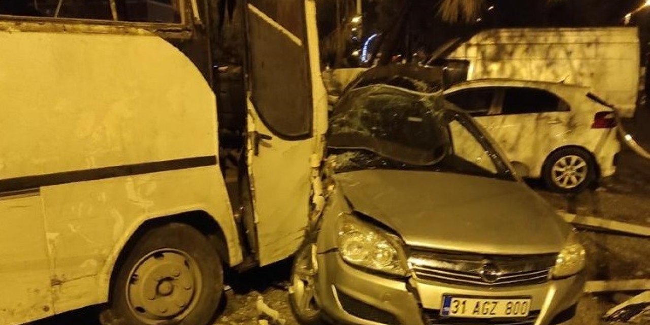 Hatay’da işçi servisi ile otomobil çarpıştı: 1 ölü, 25 yaralı