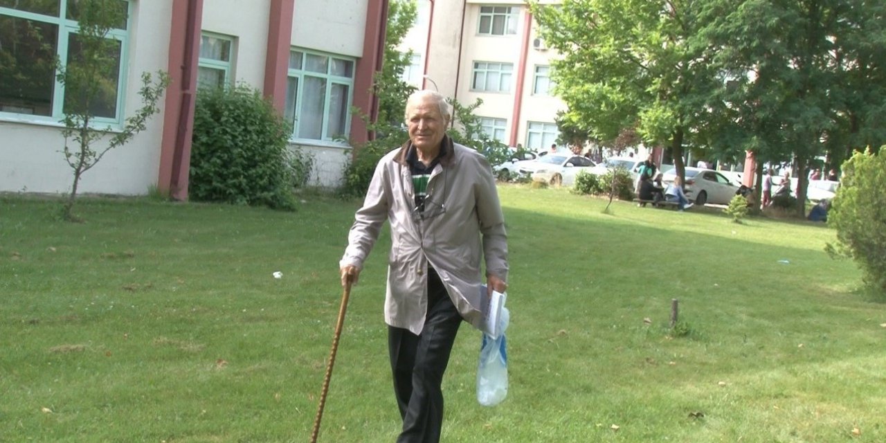 Elinde bastonuyla üniversite sınavına girdi