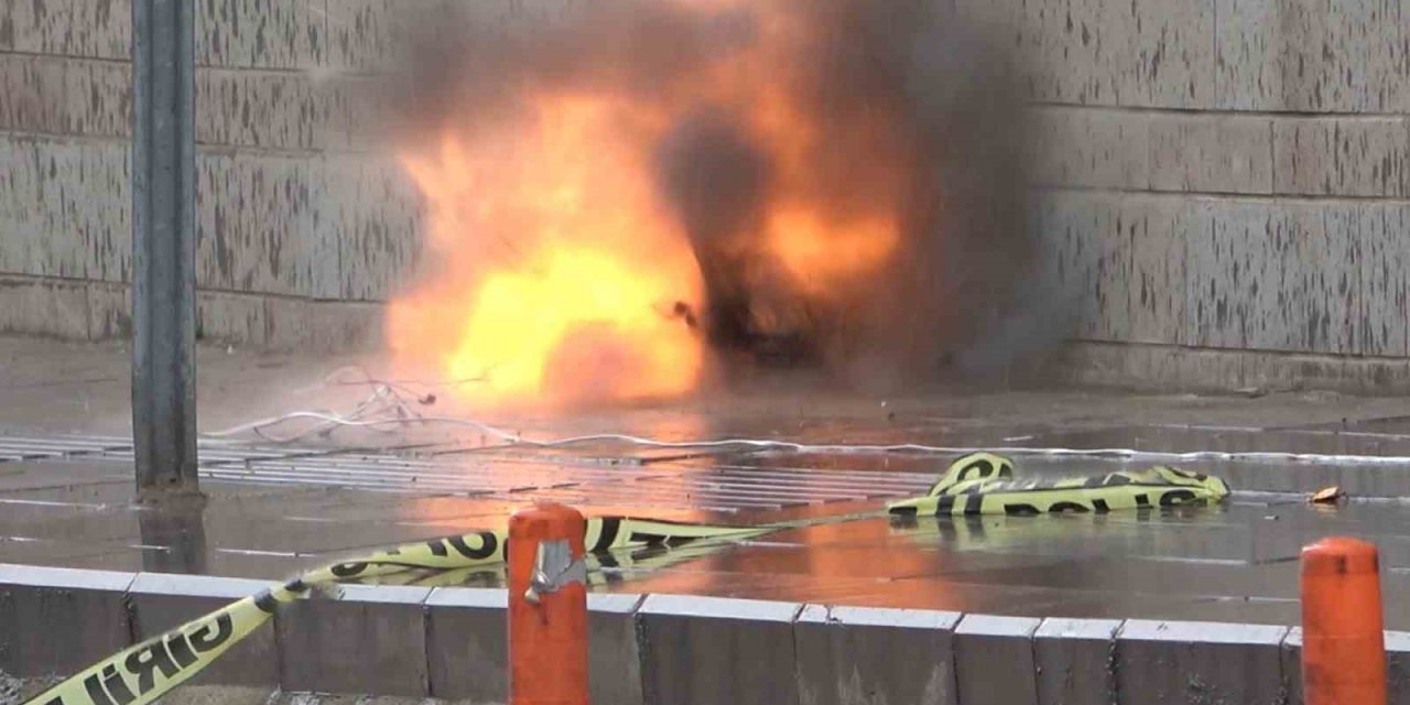 Kırıkkale’de ’bomba’ paniği: Emniyetin yanına bırakılan şüpheli çanta fünye ile patlatıldı