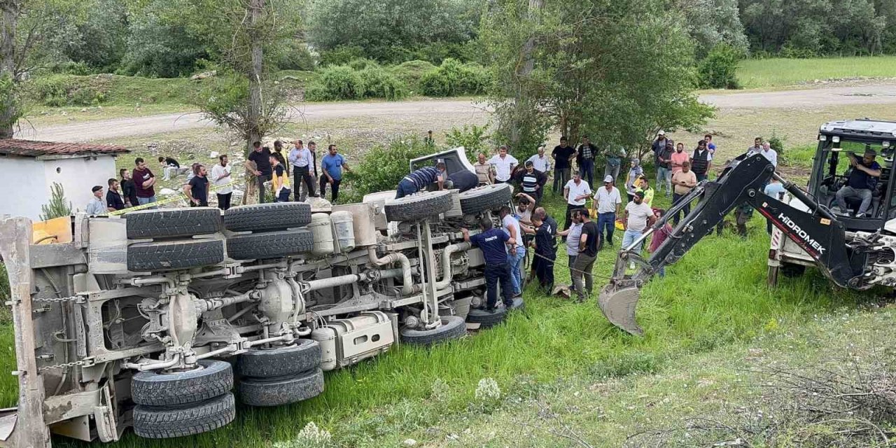 Freni boşalan hafriyat kamyonu şarampole devrildi, sıkışan sürücü 1 saatte kurtarıldı