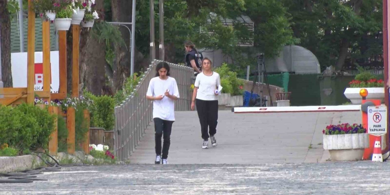 Sınava bir dakikayla geç kalınca okul kapısından geri döndüler