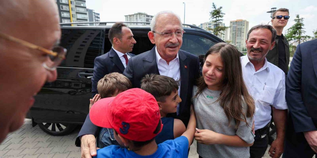 CHP Lideri Kılıçdaroğlu, Babalar Günü dolayısıyla deprem bölgesini ziyaret etti
