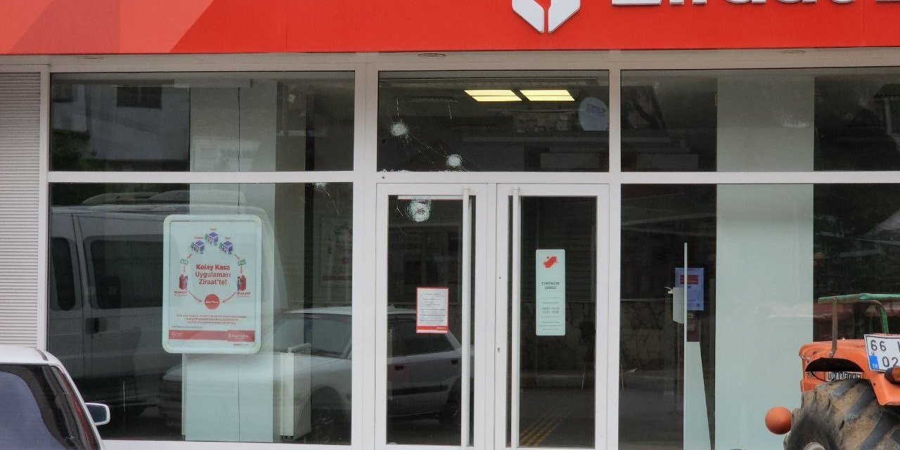 Karabük’te kamu bankası kurşunlandı