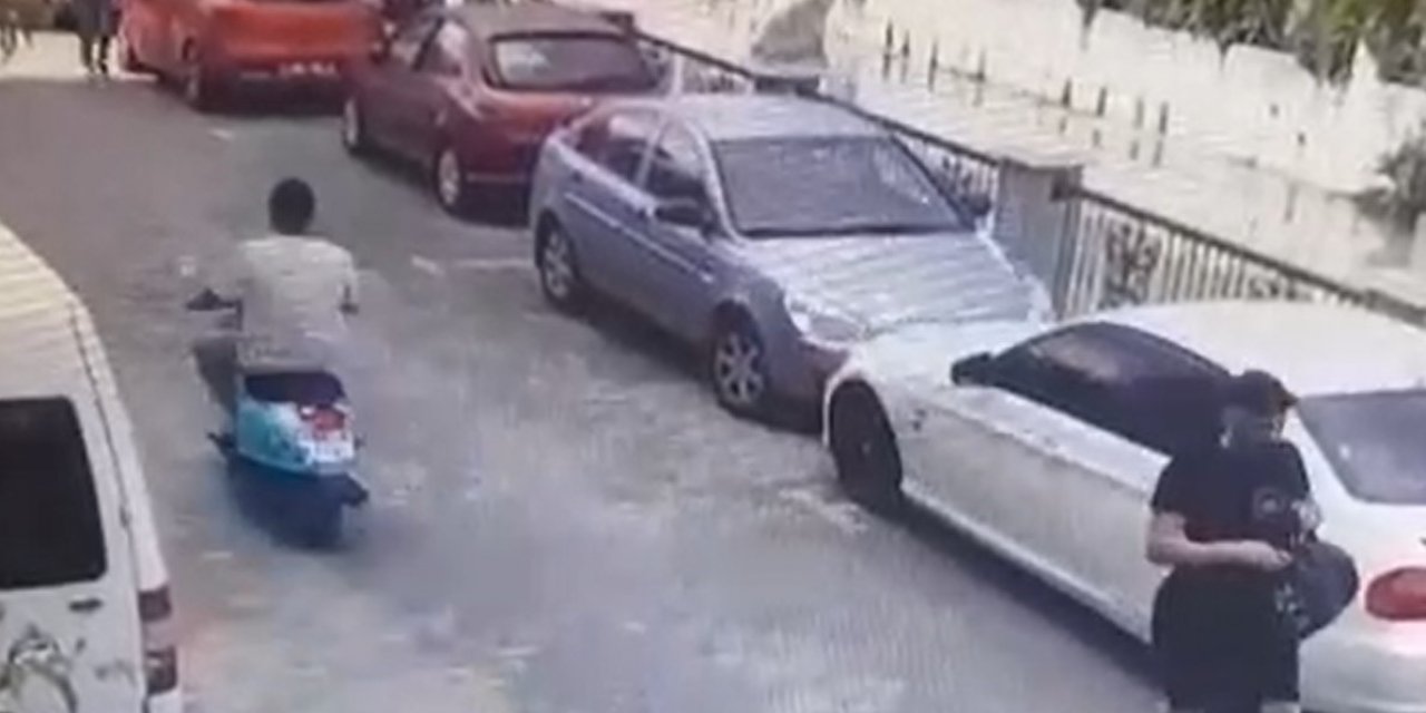 Denize giren voleybolcuların çantasını çalan hırsızlar polisten kaçamadı