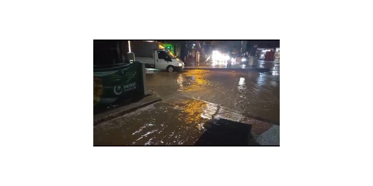 Uşak’ta sağanak ve dolu: Ev ve iş yerlerini su bastı