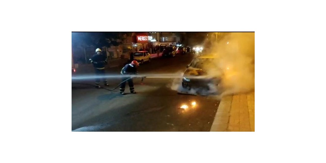 Seyir halindeki araç alev aldı