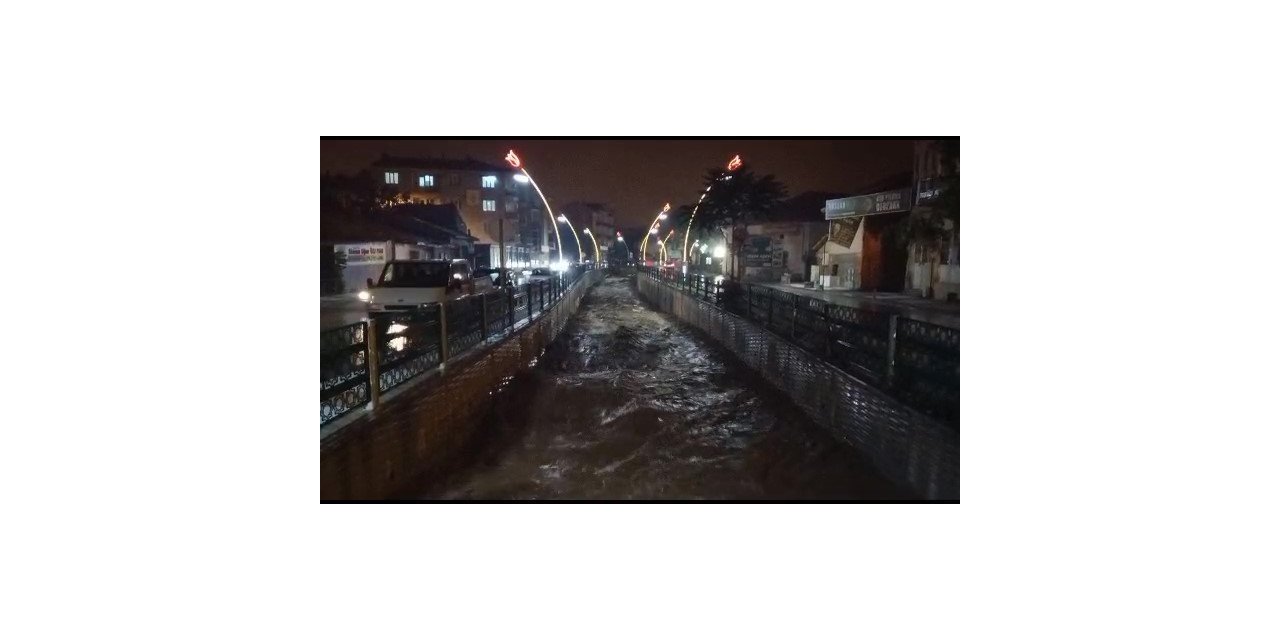 Uşak’ta çay taştı, kenti sel vurdu