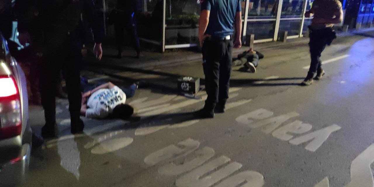 Aksiyon filmlerini aratmayan gece: Kavga ve kaçan aracın kovalanma anları kamerada