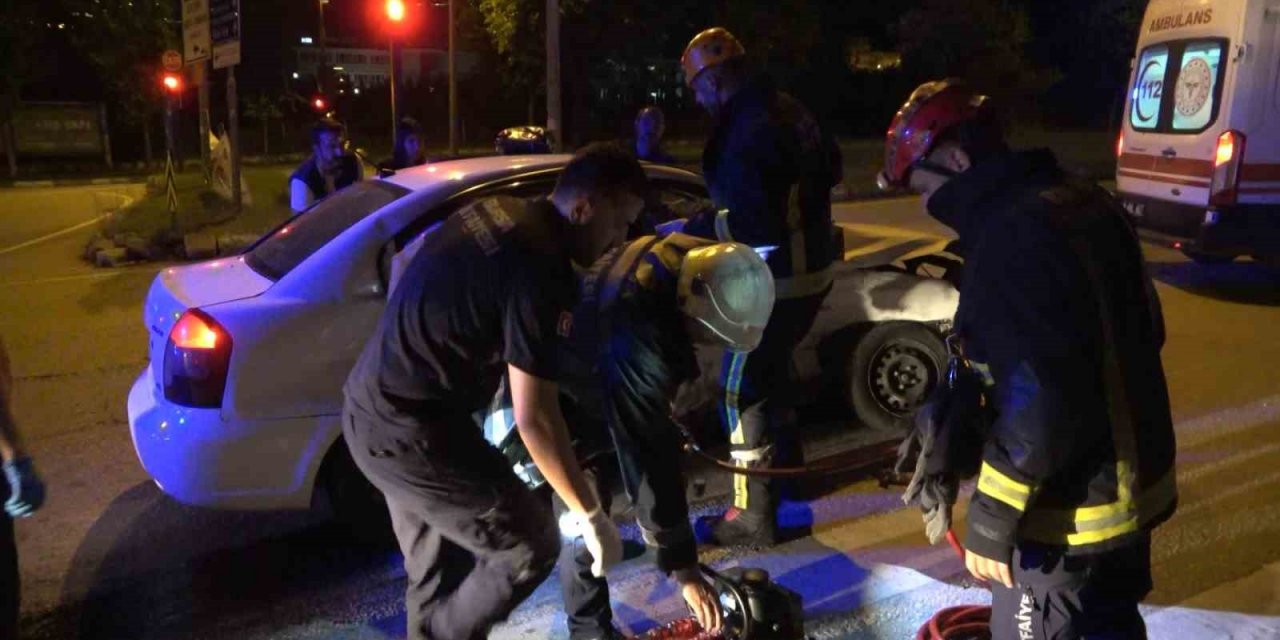 Kavşakta iki araç çarpıştı: 2 yaralı