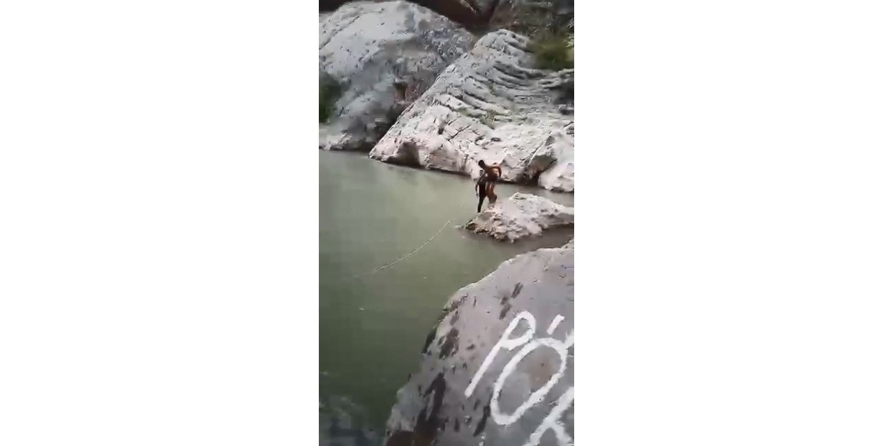 Bir kişinin boğulduğu olayda bir kişi de halatla sudan çıkarıldı