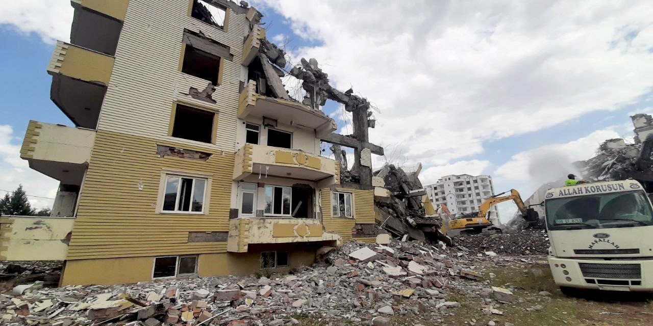 Adıyaman’da ağır hasarlı binaların yüzde 15’i yıkılarak enkazı kaldırıldı