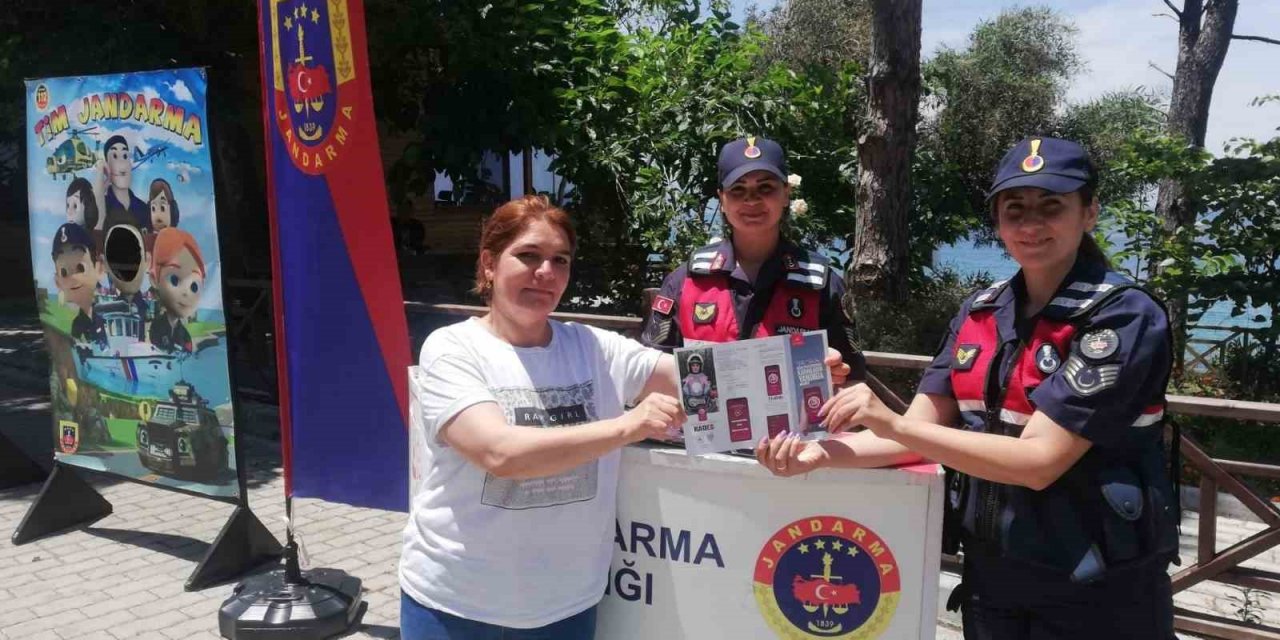 Jandarma ekipleri Milli Park’ta vatandaşları bilgilendirdi