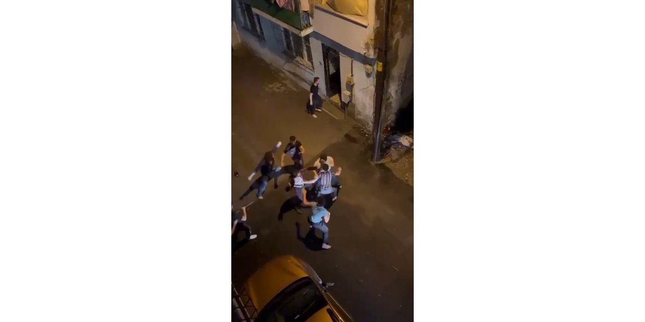 Gençlerin sopalı ve yumruk yumruğa kavgası kamerada