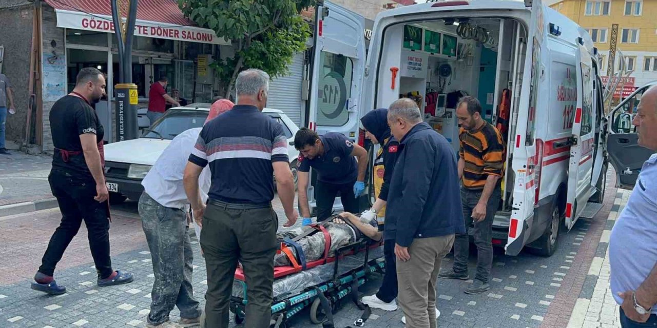 Bolvadin Beledisine ait inşaatta çalışan iki yabancı uyruklu işçi iskeleden düştü