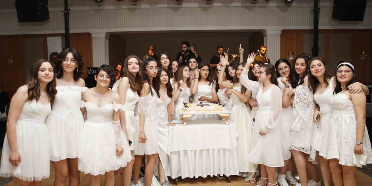 Gaziantep Kolej Vakfı’nda mezuniyet balosu