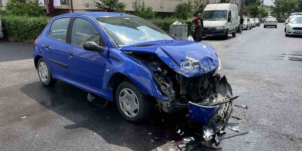 Otomobil ile hafif ticari araç  çarpıştı: 2 yaralı