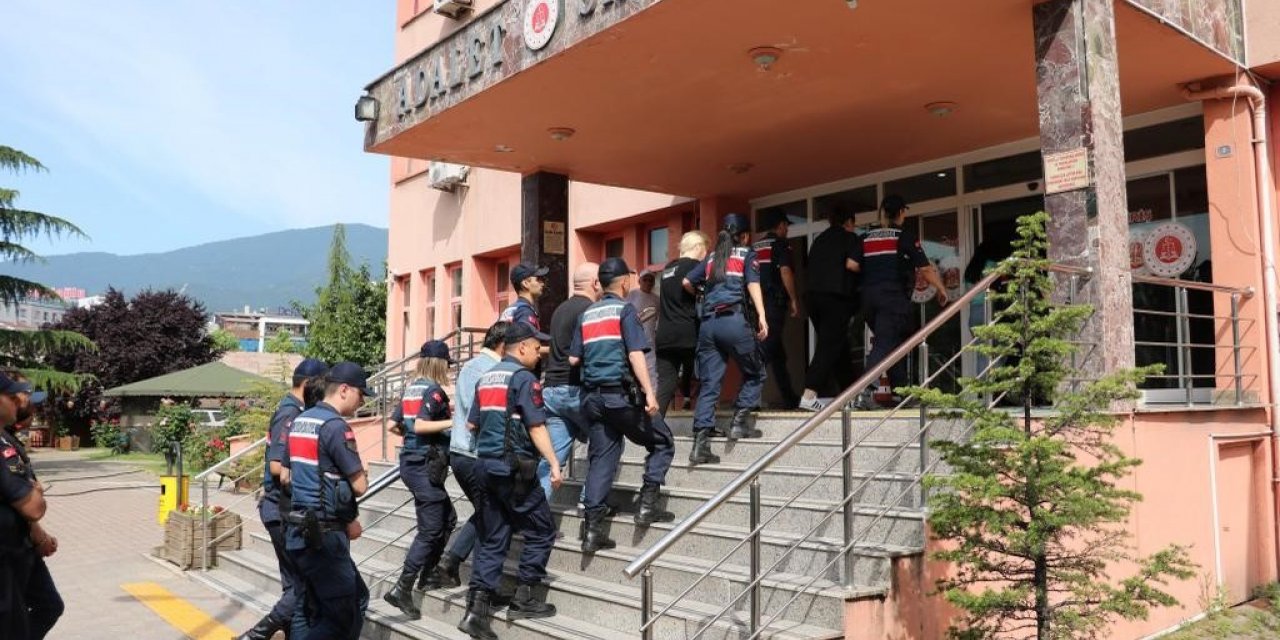 FETÖ mensuplarını yurt dışına kaçıran şüphelilere operasyon: 3 tutuklama