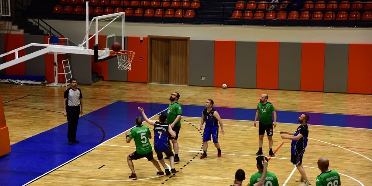 Üniversite personelleri basketbol turnuvasında stres attı
