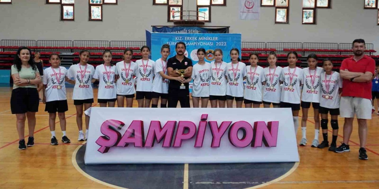 Kepez’in hentbolcuları kupalara doymuyor