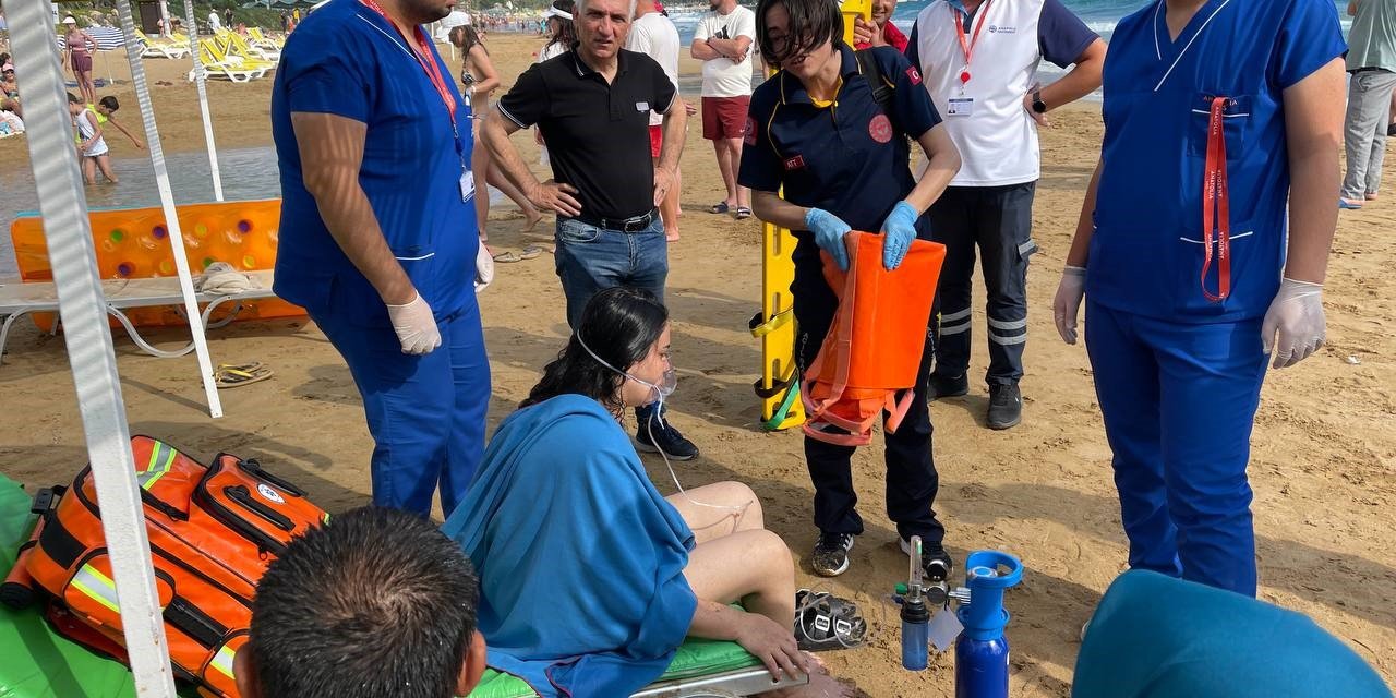 Boğulma tehlikesi geçiren 2 tatilciyi cankurtaranlar kurtardı
