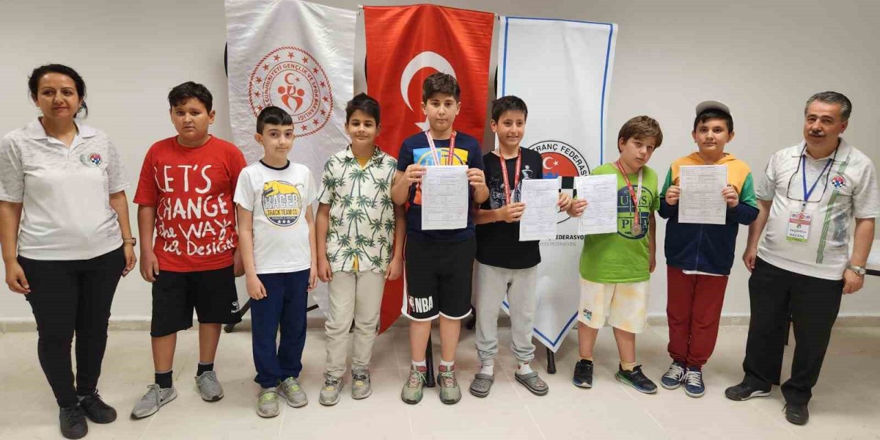 Babalar Günü’ne özel satranç turnuvasında madalyalar sahibini buldu