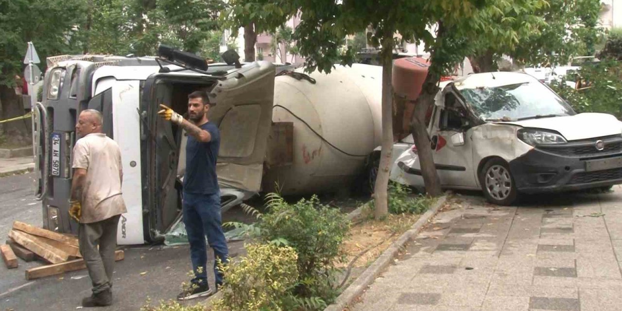 Kadıköy’de beton mikseri felaketi: 4 araç ezildi, 1 kişi yaralı